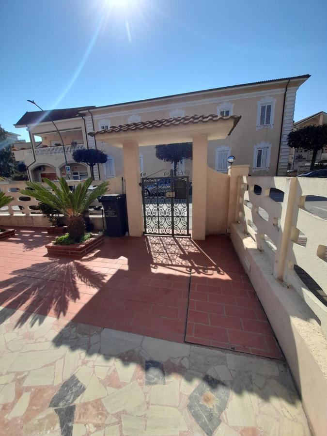 Bouganville Casa Vacanza Ambiente Climatizzato Con Wi Fi 피네토 외부 사진