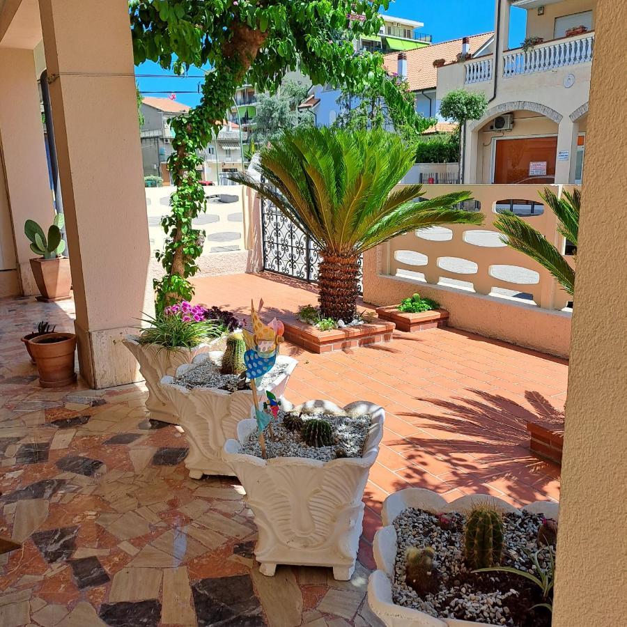 Bouganville Casa Vacanza Ambiente Climatizzato Con Wi Fi 피네토 외부 사진