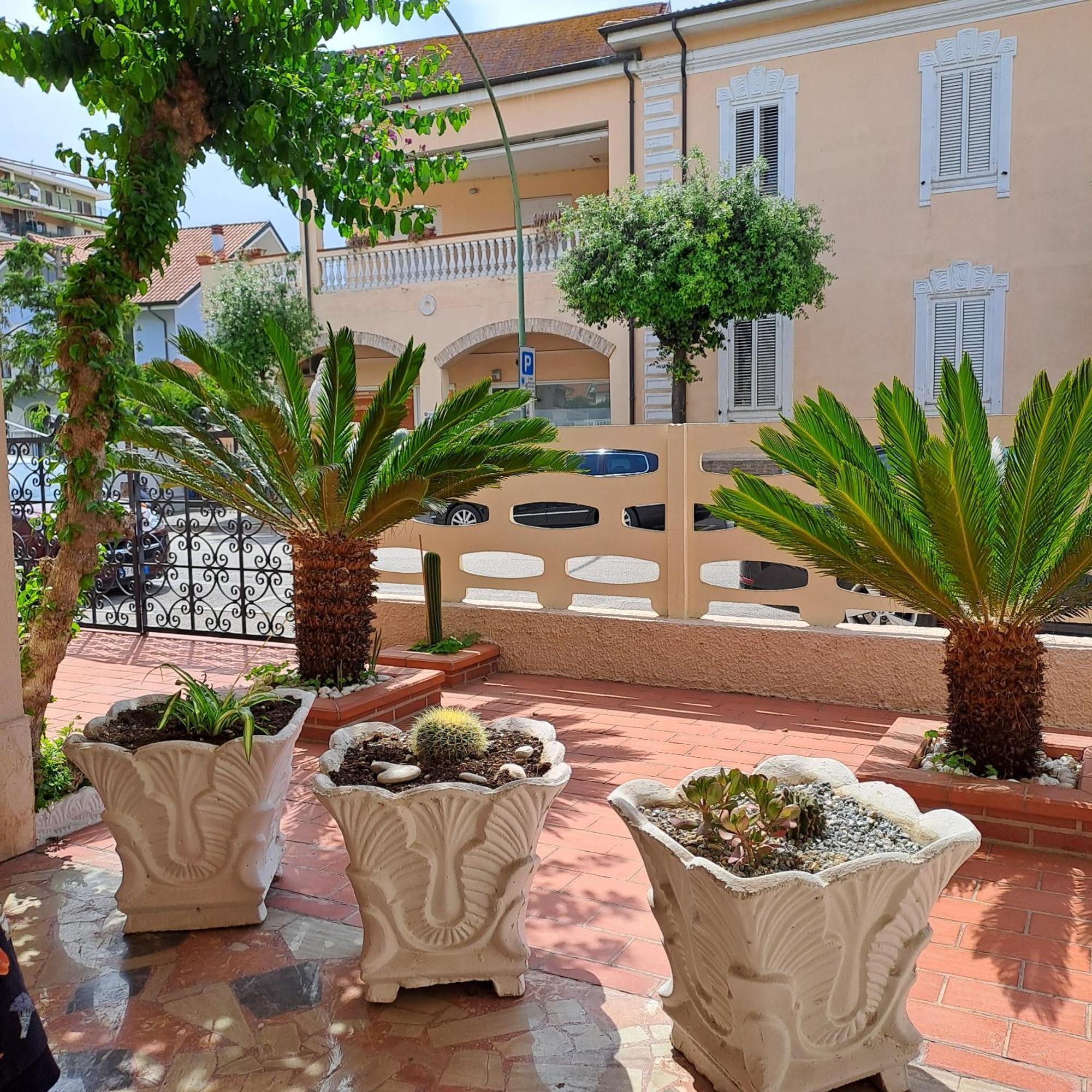 Bouganville Casa Vacanza Ambiente Climatizzato Con Wi Fi 피네토 외부 사진