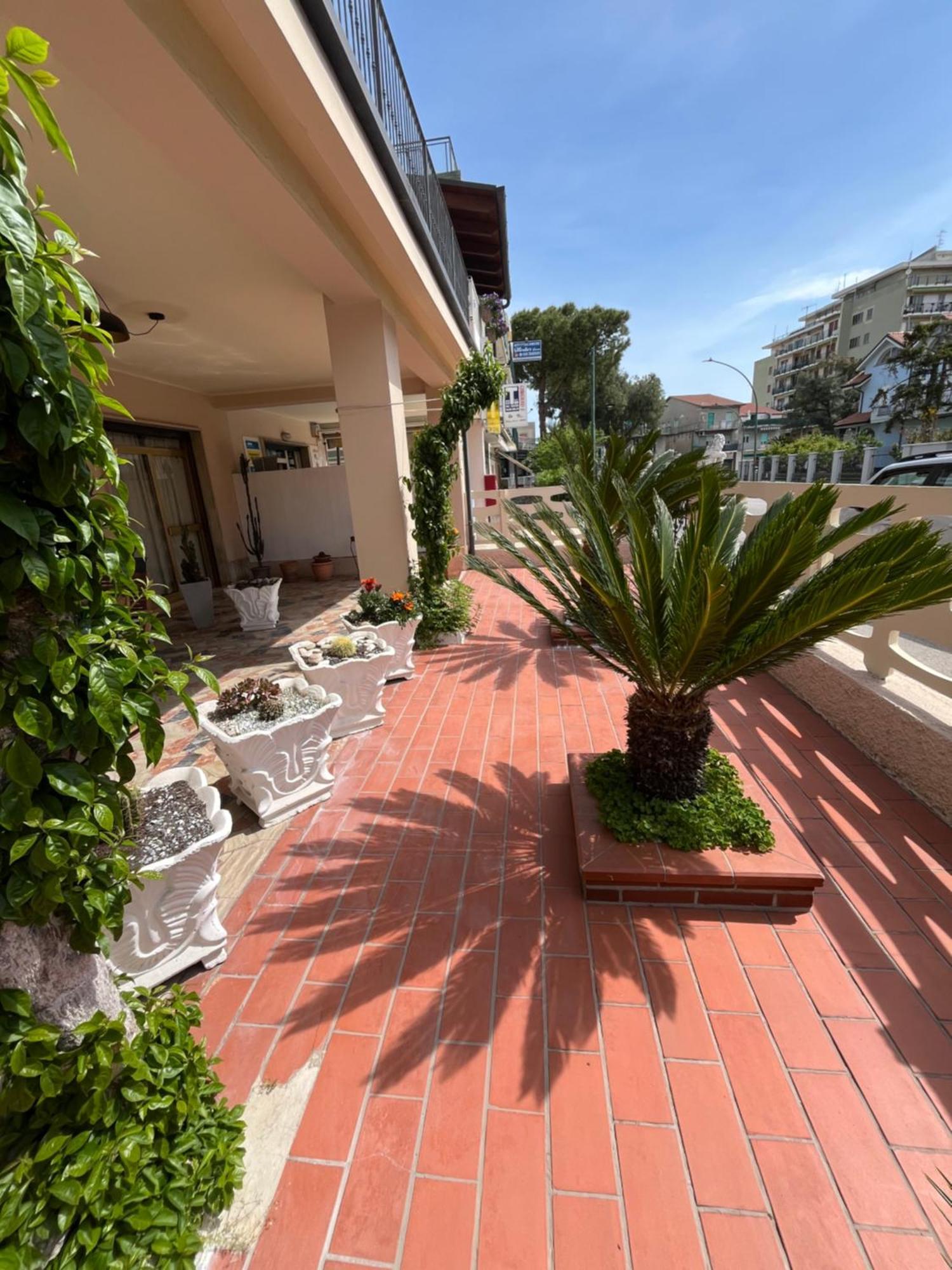 Bouganville Casa Vacanza Ambiente Climatizzato Con Wi Fi 피네토 외부 사진